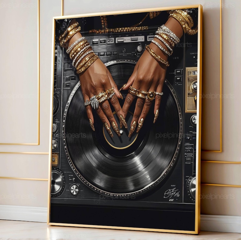 Peut inclure: Impression encadr&eacute;e d'une platine de DJ avec un disque vinyle. L'image pr&eacute;sente des mains orn&eacute;es de bijoux dor&eacute;s, notamment des bracelets et des bagues, avec de longs ongles dor&eacute;s paillet&eacute;s. L'&oelig;uvre a un code couleur noir et or.
