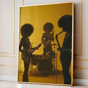 Puede incluir: Impresión enmarcada de una banda en silueta sobre un fondo amarillo. Los músicos, con peinados afro, tocan la guitarra y la batería. La imagen tiene un estilo retro.
