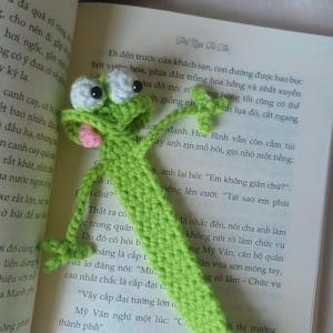 Wzór na szydełkową zakładkę do książki z gekonem: Zabawna jaszczurka amigurumi (do pobrania w formacie PDF)