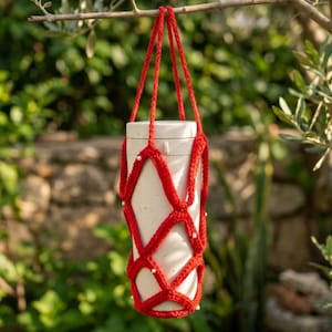 Puede incluir: Una taza de cerámica blanca con un asa negra y el texto "But First, Coffee" en negro, con una fuente de estilo manuscrito. La taza está sobre una superficie blanca.