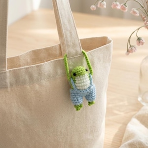 Rana con overol y bolso colgante – Patrón de crochet (PDF)
