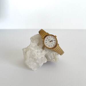 Vintage 1994 Gold Tone Timex Womens Watch With Stretch Band  display picture 2