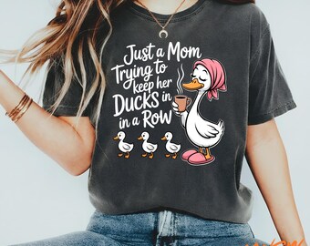 Chemise Just a Mom essayant de garder ses canards alignés, chemise personnalisée de famille Mama Goose, chemise de maternité, cadeau drôle de fête des mères