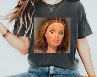 Sonderbares Puppen-Gesicht, spezielles Puppen-Shirt, ekelhaftes Gesichts-Frauen-Grafik-T-Shirt, trendiges Puppen-Mädchen-Meme-Grafik-T-Shirt, Barbie-Meme-T-Shirt
