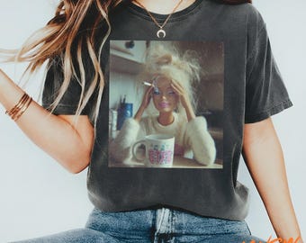 Distressed Doll rauchendes Meme Shirt, einzigartiges Puppen Shirt, sarkastisches seltsames Grafik T-Shirt, trendendes Puppenmädchen Meme Grafik T-Shirt, Barbie Meme T-Shirt