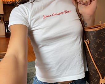 Personalisiertes Baby-T-Shirt, personalisiertes Text-Crop-Tops, Mädchen Empowerment humorvolles T-Shirt, Bachelorette Geschenk für sie, Brautjungfer Geschenk für sie