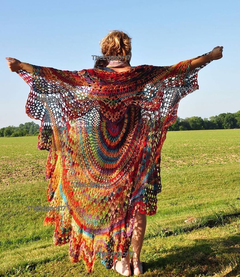 K&ouml;nnte beinhalten: Ein farbenfroher H&auml;kelcardigan mit einem Regenbogenmuster. Der Cardigan ist lang und hat einen weiten, offenen Ausschnitt. Er ist aus einem leichten Garn gefertigt und hat eine zarte, durchbrochene Textur.