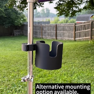 Puede incluir: Un poste de metal plateado con un portavasos negro y un asa morada. El texto de la imagen dice: "Alternative mounting option available. See my other listing."