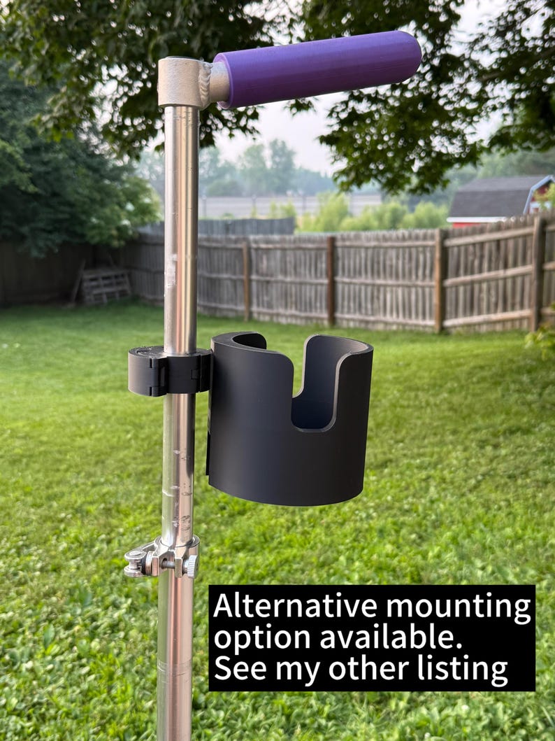 Puede incluir: Un poste de metal plateado con un portavasos negro y un asa morada. El texto de la imagen dice: "Alternative mounting option available. See my other listing."
