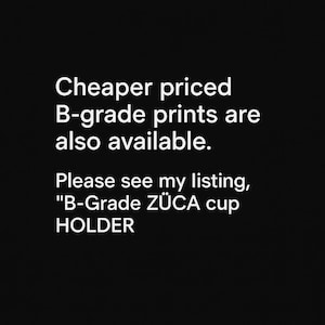 Puede incluir: Fondo negro con texto blanco. El texto dice: "Tambi&eacute;n hay impresiones de grado B a precios m&aacute;s bajos. Consulte mi anuncio, "B-Grade Z&Uuml;CA cup HOLDER."