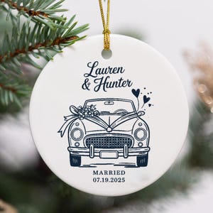 Ornament First Christmas Married, Just Married Car-ornament, gepersonaliseerd huwelijkscadeau, ornament voor stellen 2025, aangepast cadeau voor bruid bruidegom