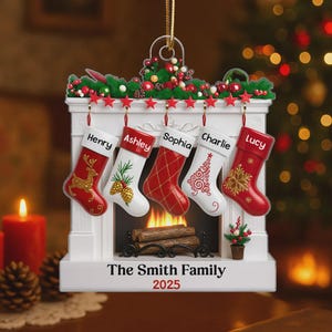 以下が含まれることがあります： 白い暖炉のオーナメント。5つのクリスマス靴下が吊り下げられており、それぞれに名前が書かれています。Henry、Ashley、Sophia、Charlie、Lucy。靴下は赤と白で、お祝いのデザインです。「The Smith Family 2025」の文字が下部にあります。