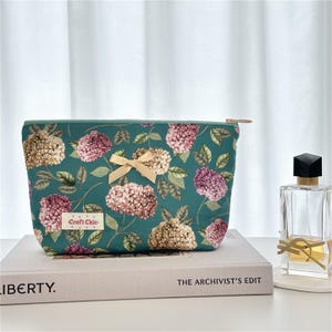 Kleinere Größe - Liberty Floral Reißverschluss-Fächer - Tana Lawn Make-up-Tasche - Weihnachtsdruck- Handgemachte Reisetasche