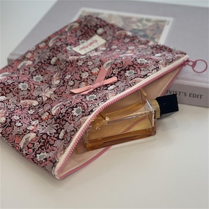 Normale Größe- Liberty Erdbeerdieb-Beutel - Tana Lawn Baumwollkosmetiktasche mit Schleife Handgefertigte Make-up-Tasche - Klassischer Arts & Crafts-Druck