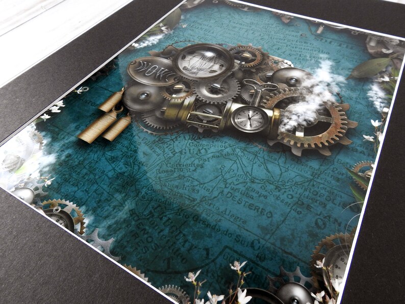 May include: A steampunk-inspired clockwork design with gears, cogs, and a compass, set against a blue and white map background with text in Portuguese.