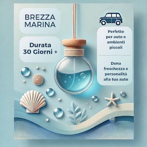 Può includere: Un profumatore per auto con tappo in legno e bottiglia in vetro con liquido blu. Il testo recita "BREZZA MARINA" e "Durata 30 Giorni +." Elementi decorativi includono conchiglie, bolle e una stella marina.