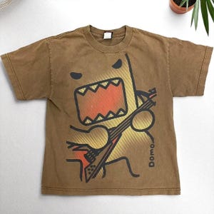 Vintage Domo T-Shirt Braun Grafik T-Shirt Japanische Maskottchen Gitarre Anime Style Y2K Unisex Street Lustiger Charakter Grunge Ästhetischer Grunge