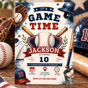Puede incluir: Una tarjeta de invitación de cumpleaños con temática de béisbol que presenta ilustraciones en acuarela de un guante, pelota, bate, casco y camiseta. El texto dice IT'S GAME TIME, JACKSON IS TURNING 10, PLEASE JOIN US TO CELEBRATE, 5TH DECEMBER, 123 ANYWHERE STREET ANYWHERE CITY, SUNDAY AT 2:00PM, RSVP AT 000-000-0000.