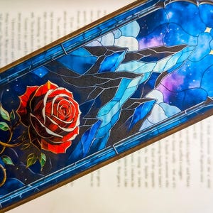 Segnalibro in stile vetrata: arte fantasy con rose e montagne