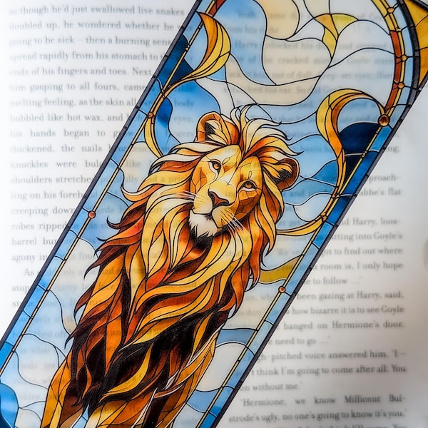 Lesezeichen mit Löwenmotiv aus Buntglas: Transparentes Fantasy-Buchaccessoire