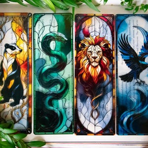 Op de afbeelding: Vier glas-in-lood bladwijzers met verschillende wezens. De eerste bladwijzer toont een zwart-witte das, de tweede een groene slang, de derde een rood-oranje leeuw en de vierde een blauwe vogel met een zwart lichaam.