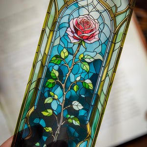 Segnalibro in vetro colorato con rose: regalo trasparente per gli amanti dei libri con motivi floreali