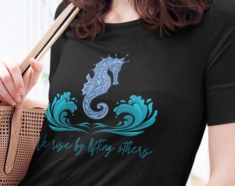Nous nous levons en soulevant d’autres chemises d’hippocampes inspirantes, chemise d’hippocampes Ocean Waves, chemise d’hippocampe Ocean Lover, t-shirt d’amoureux de la plage