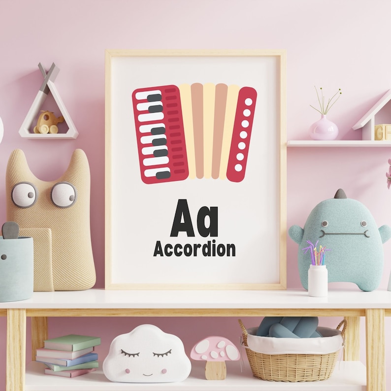 Op de afbeelding: Een afdrukbare alfabetposter met de letter A en het woord "Accordeon". De letter A is in vetgedrukt zwart. De illustratie toont een rode accordeon met zwarte toetsen en witte en rode details.