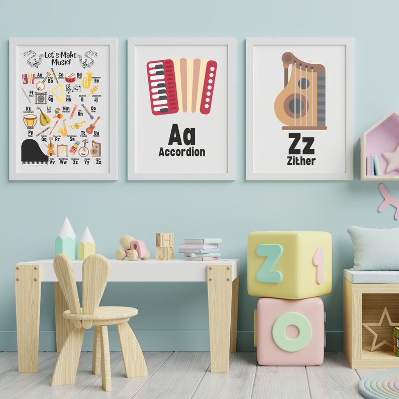 Op de afbeelding: Een set van drie educatieve posters voor kinderen met muziekinstrumenten. De eerste poster toont een kleurrijke illustratie van een piano met de letters van het alfabet en de namen van muziekinstrumenten. De tweede poster toont een accordeon met de letters "Aa" en het woord "Accordeon". De derde poster toont een citer met de letters "Zz" en het woord "Citer".