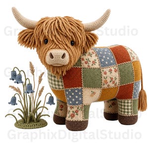 Puede incluir: Una vaca de las Tierras Altas hecha a mano con un cuerpo de retazos en tonos de azul, naranja, verde y crema. La vaca presenta una melena, cuernos y cola de color marrón claro. Un arreglo de ganchillo de flores de campanillas está al lado de la vaca.