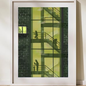 Può includere: Una stampa artistica incorniciata raffigurante l'interno di un edificio con figure a silhouette sulle scale. L'esterno dell'edificio è in mattoni verde scuro e l'interno è illuminato da una luce giallo-verde. L'opera d'arte è montata su una cornice bianca.