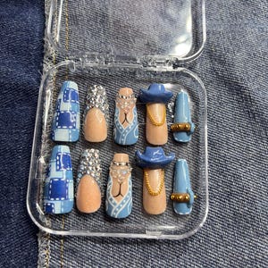 No conjunto de unhas Celestine