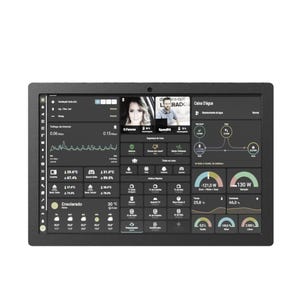 Pode incluir: Um painel de controlo doméstico inteligente retangular preto com uma interface digital com vários widgets que exibem o clima, tráfego de internet, temperatura, humidade e vários ícones de estado de dispositivos, incluindo duas pequenas fotos de retrato no topo.