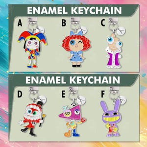 Puede incluir: Llaveros de esmalte con diseños de personajes de dibujos animados. Los diseños incluyen un bufón, una muñeca, un rey, un personaje con un traje rojo, una figura geométrica y un conejo morado. Cada llavero tiene un cierre plateado y un dije con la letra "A".