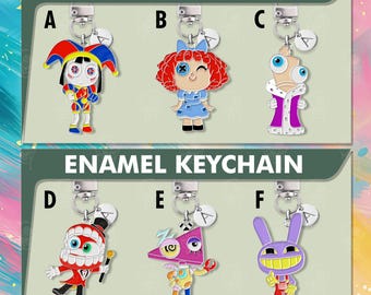 Puede incluir: Llaveros de esmalte con diseños de personajes de dibujos animados. Los diseños incluyen un bufón, una muñeca, un rey, un personaje con un traje rojo, una figura geométrica y un conejo morado. Cada llavero tiene un cierre plateado y un dije con la letra "A".