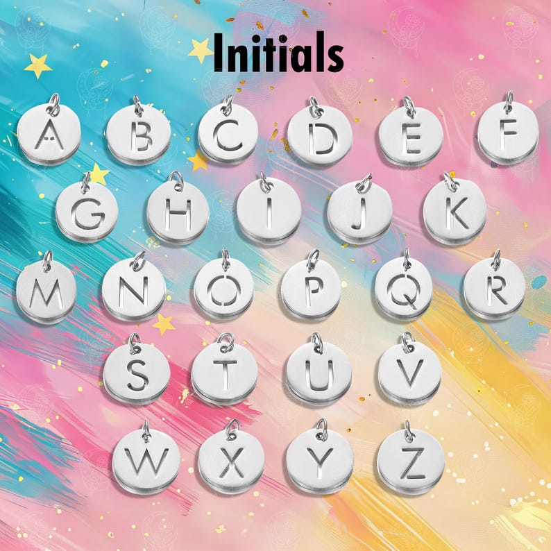 以下が含まれることがあります： アルファベットの文字が刻まれた、銀色のイニシャルチャームのコレクション。各チャームは丸型で、文字が切り抜かれたデザインで、チェーンやブレスレットに取り付けるための小さなループが付いています。「Initials」の文字が上部にあります。