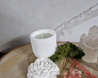 Dekorative Steinguss-Kerze mit Blumendeckel