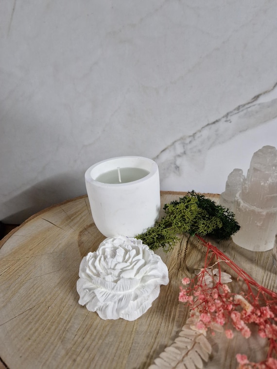 Dekorative Steinguss-Kerze mit Blumendeckel