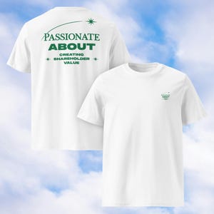 Könnte beinhalten: Zwei weiße T-Shirts mit grünem Text. Auf der Rückseite eines Shirts steht "PASSIONATE ABOUT CREATING SHAREHOLDER VALUE". Das andere Shirt hat denselben Text, aber kleiner. Die Shirts sind vor einem blauen Himmelshintergrund.