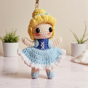 Handgemachter Schlüsselanhänger, gehäkelter Schlüsselanhänger, Disney Accessoires, Handgemachte Cartoon Prinzessin, Wollstrickpuppe, Geschenk für Freunde