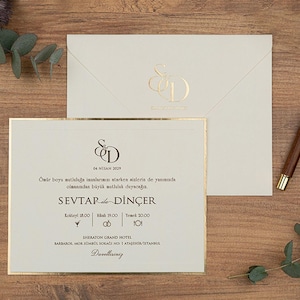 Hochzeitseinladung mit Goldfolie auf dickem Strukturpapier • Elegante Karte mit foliengestempeltem Umschlag & Monogramm für moderne Veranstaltungen