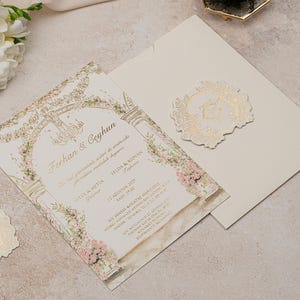 Ensemble de faire-part de mariage de luxe avec enveloppe en feuille d'or • Faire-parts élégants en papier floral • Quinceanera moderne et cartes d'événement élégantes