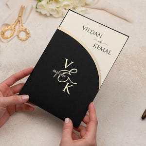 Set di inviti di nozze chic, biglietti stampati in lamina d'oro con busta stampata con monogramma, inviti di carta moderni per Quinceañera e compleanni