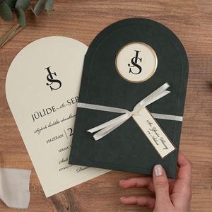 Luxus Hochzeitseinladungs Set in Salbeigrün - Bogenförmige elegante Papierkarten mit Gold Details - Quinceanera, Modern & Geburtstagseinladungen