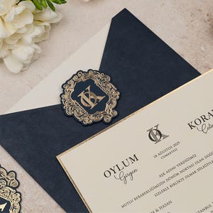 Einladungs-Set Luxushochzeit mit Goldfolien-Monogramm, strukturiertem marineblauen Umschlag und eleganter Papierkarte für Quinceanera, moderne Veranstaltungen