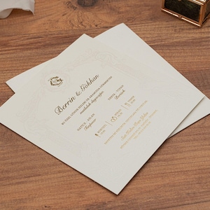 Faire-part de mariage avec détails en relief blancs et monogramme en feuille d'or • Carte texturée élégante pour des célébrations de luxe, faire-part personnalisé