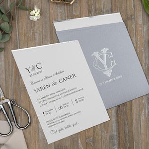Elegante invito di nozze in lamina d'argento con busta monogramma testurizzata • Elegante biglietto di carta spessa per celebrazioni moderne