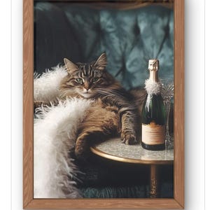Stampa di lusso con gatto in salotto - Tabby glamour con champagne su divano vintage - disponibile nei formati A5-A1
