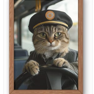 面白いバス運転手猫のアートプリント - ハンドルを握るトラ猫、通勤者のユーモアのある壁飾り A5 - A1 サイズで利用可能