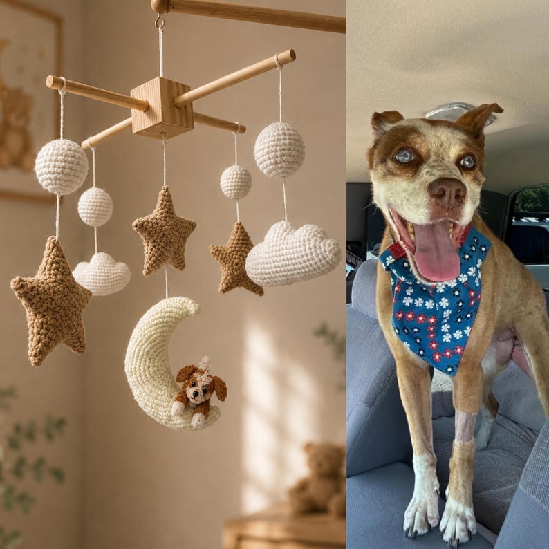 Puede incluir: Un m&oacute;vil de beb&eacute; de madera con nubes, esferas y estrellas de color crema y bronceado tejidas a ganchillo, con una luna creciente central que sostiene un peque&ntilde;o perro tejido. Junto a &eacute;l, un perro marr&oacute;n y blanco lleva un pa&ntilde;uelo azul con flores.